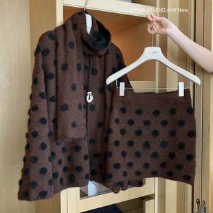 1323 配围巾 针织毛衣＋高腰半身裙两件套装 Cecil松时尚