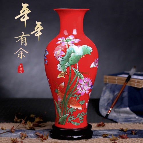 中国红花瓶，喜气吉祥摆件。