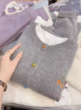 七言家刺绣南瓜包扣灰色开衫毛衣外套女款爆款2025新款长袖针织衫