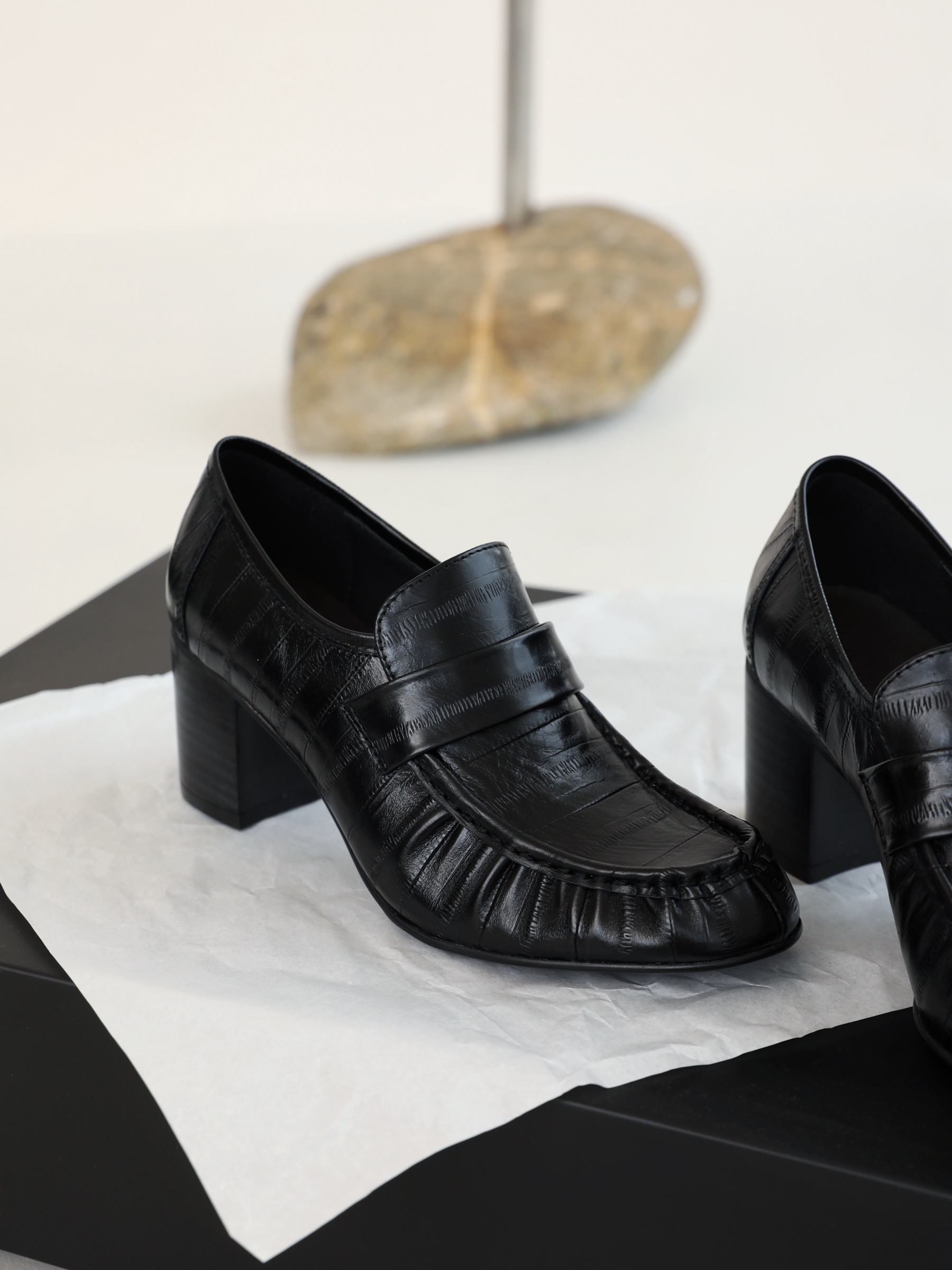 彭姐褶皱复古做旧粗跟乐福鞋