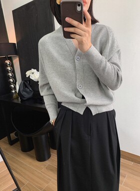 安迪绒单排扣V领贴身显瘦毛织衫