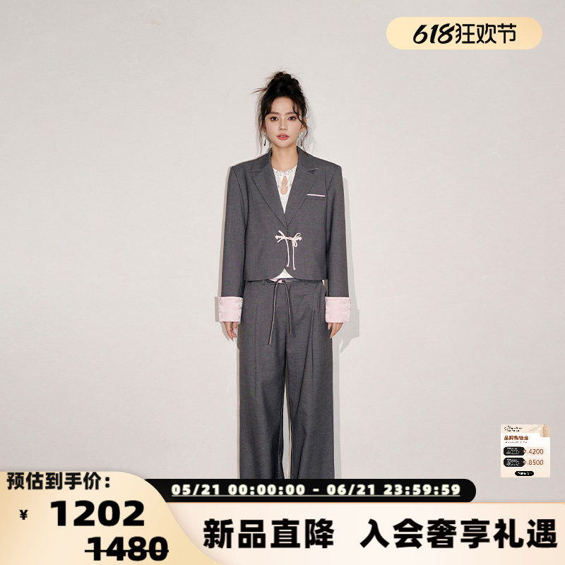 Three Quarters 灰色日常袖口撞粉盘扣短西装 银泰百货 301355