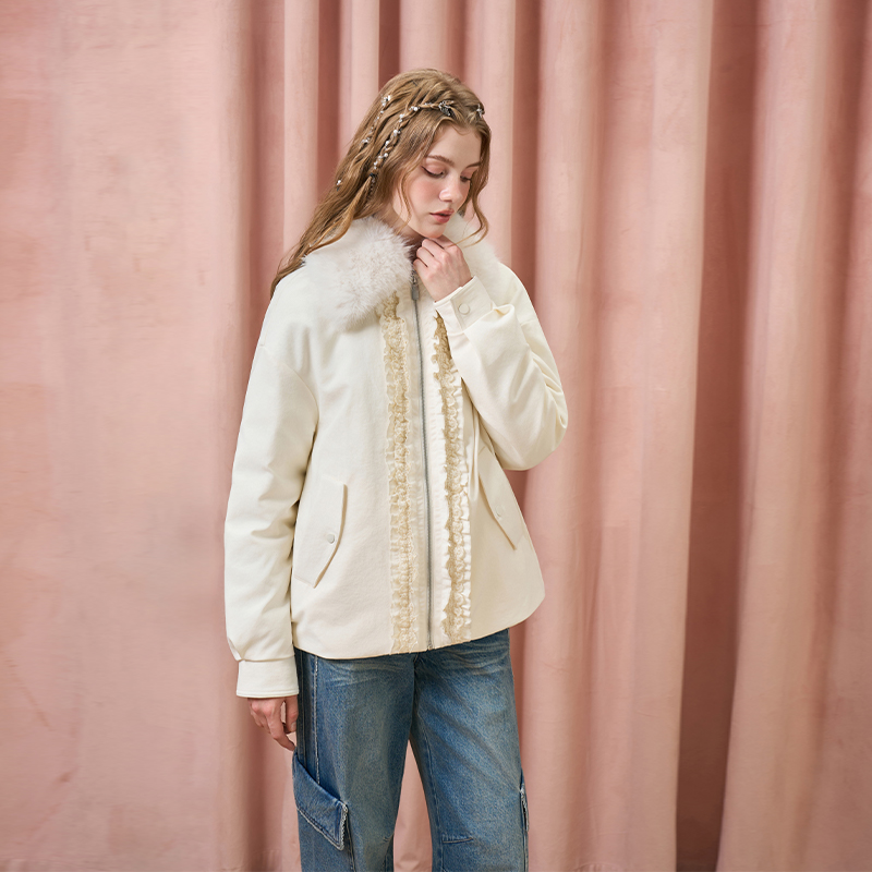 Three Quarters 新款女士可拆卸毛领木耳边蕾丝夹克羽绒服 301355