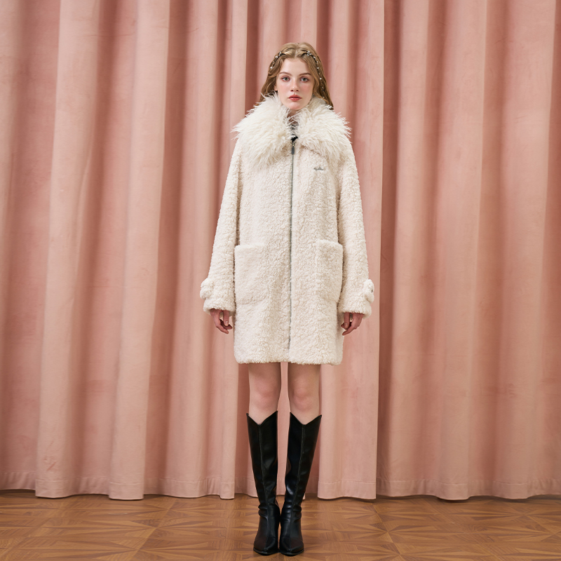 Three Quarters 新款女士慵懒风美杜莎毛领中长款外套银泰 301355