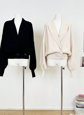 M.Y原创 竖向坑条青果领翻领交叠门襟牛角扣灯笼袖宽松白＆黑毛衫