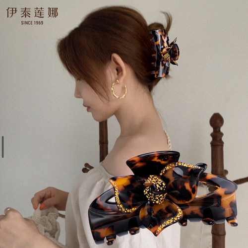 伊泰莲娜不对称三叶草花朵发抓
