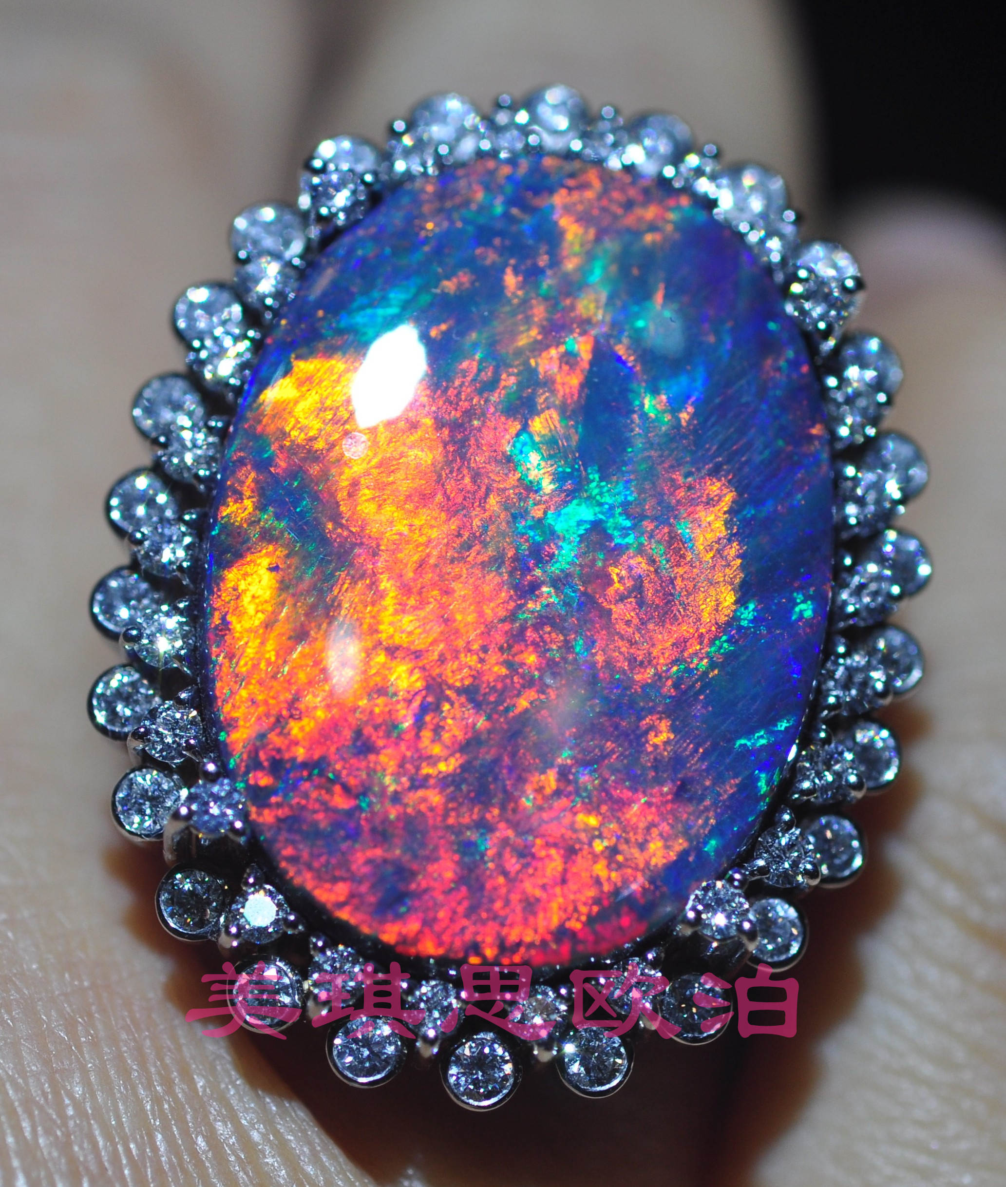 已售收藏级欧泊刊登于《中国珠宝》杂志2013年第一辑的欧泊戒指 3