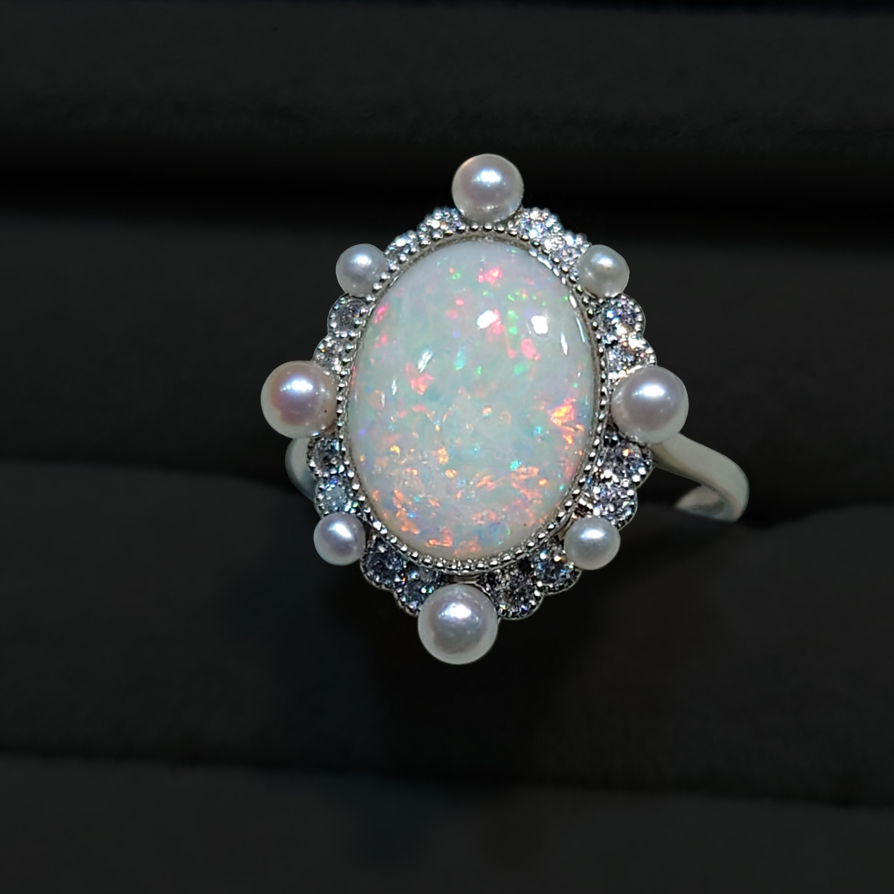 海水珍珠围镶的宫廷风格欧泊戒指