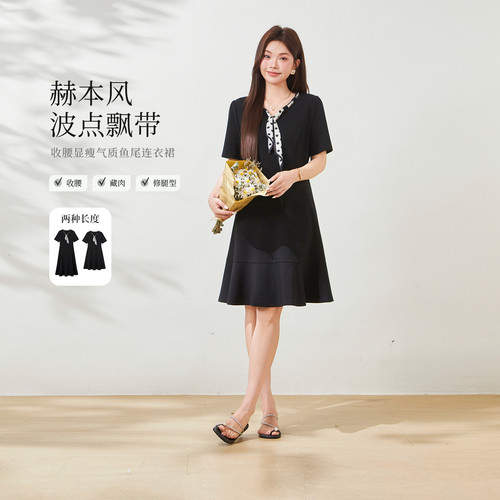 采多宝大码女装遮肉显瘦A字连衣裙胖美眉波点飘带气质鱼尾小黑裙