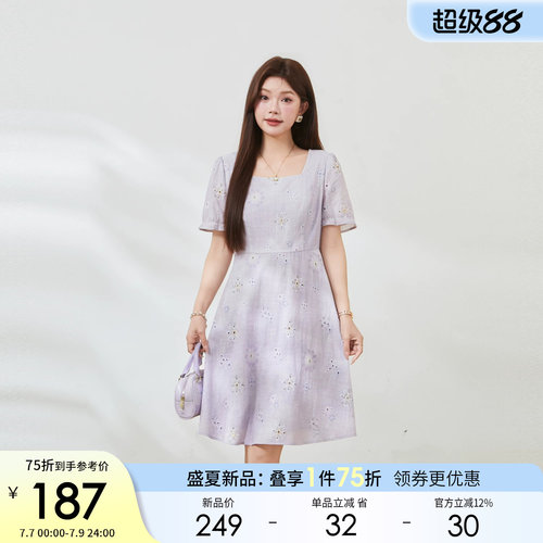 采多宝大码夏洋气方领刺绣连衣裙