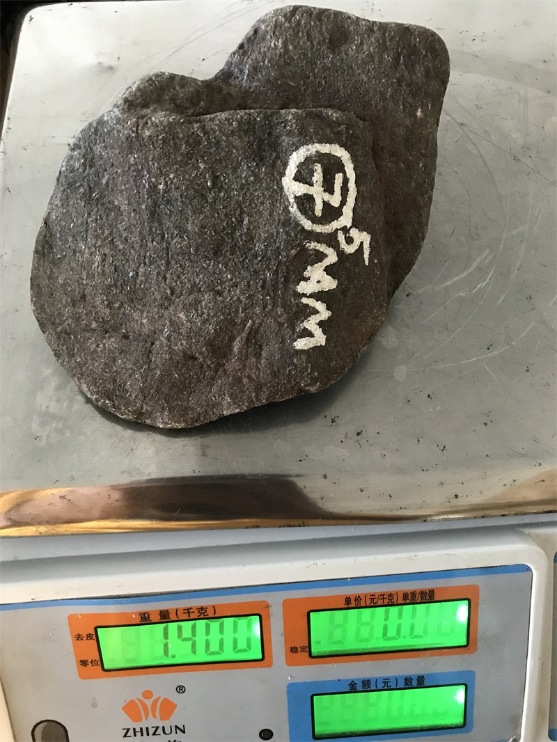 缅甸翡翠原石5mm莫西沙铁秀皮红雾手镯位1.4kg老坑帕敢拍卖