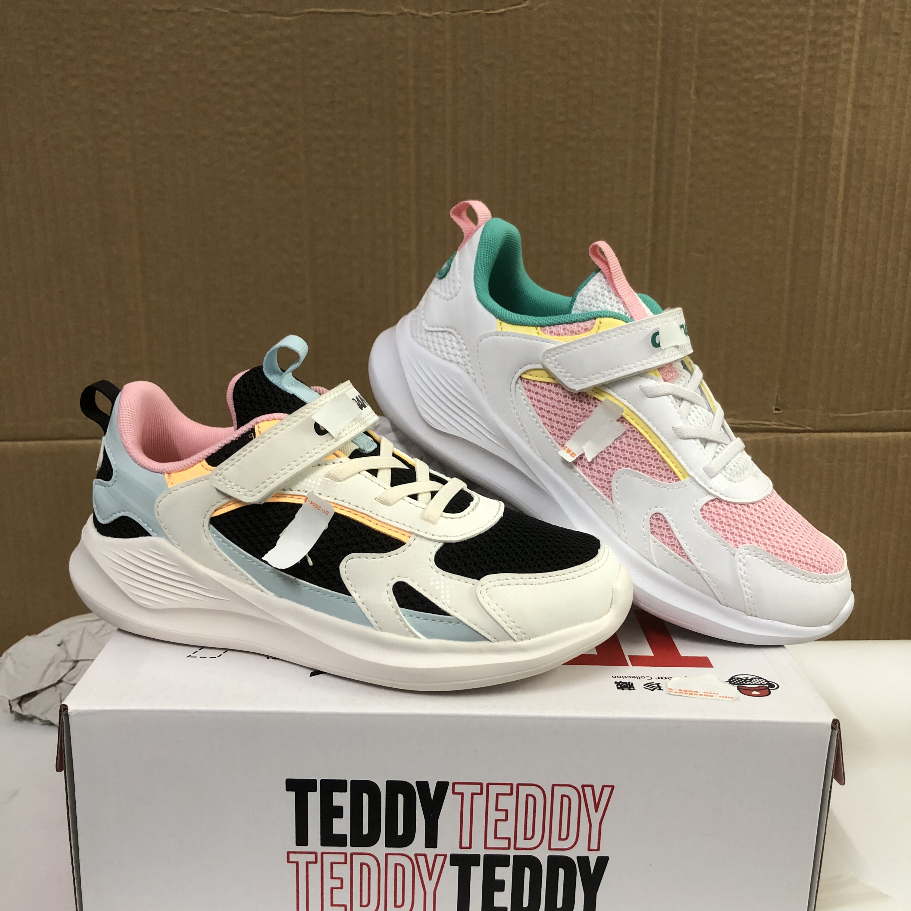 品牌童鞋女童超轻软底跑鞋