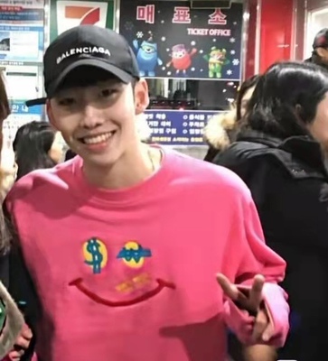 黑色白色套头连帽圆领