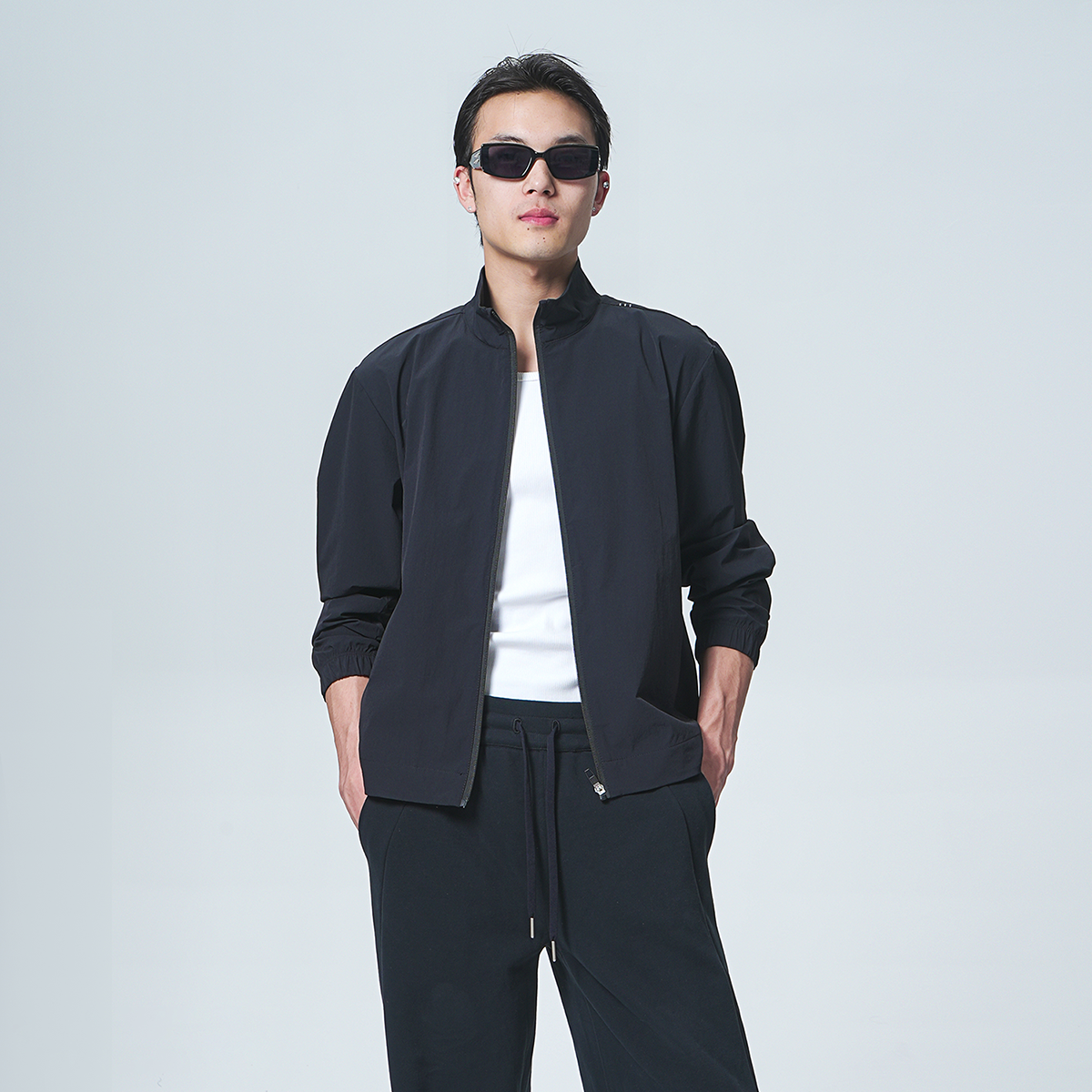 SEE ALSO“第二皮肤”ZeroTouch 横纹肌理感微廓形冲锋衣夹克外套