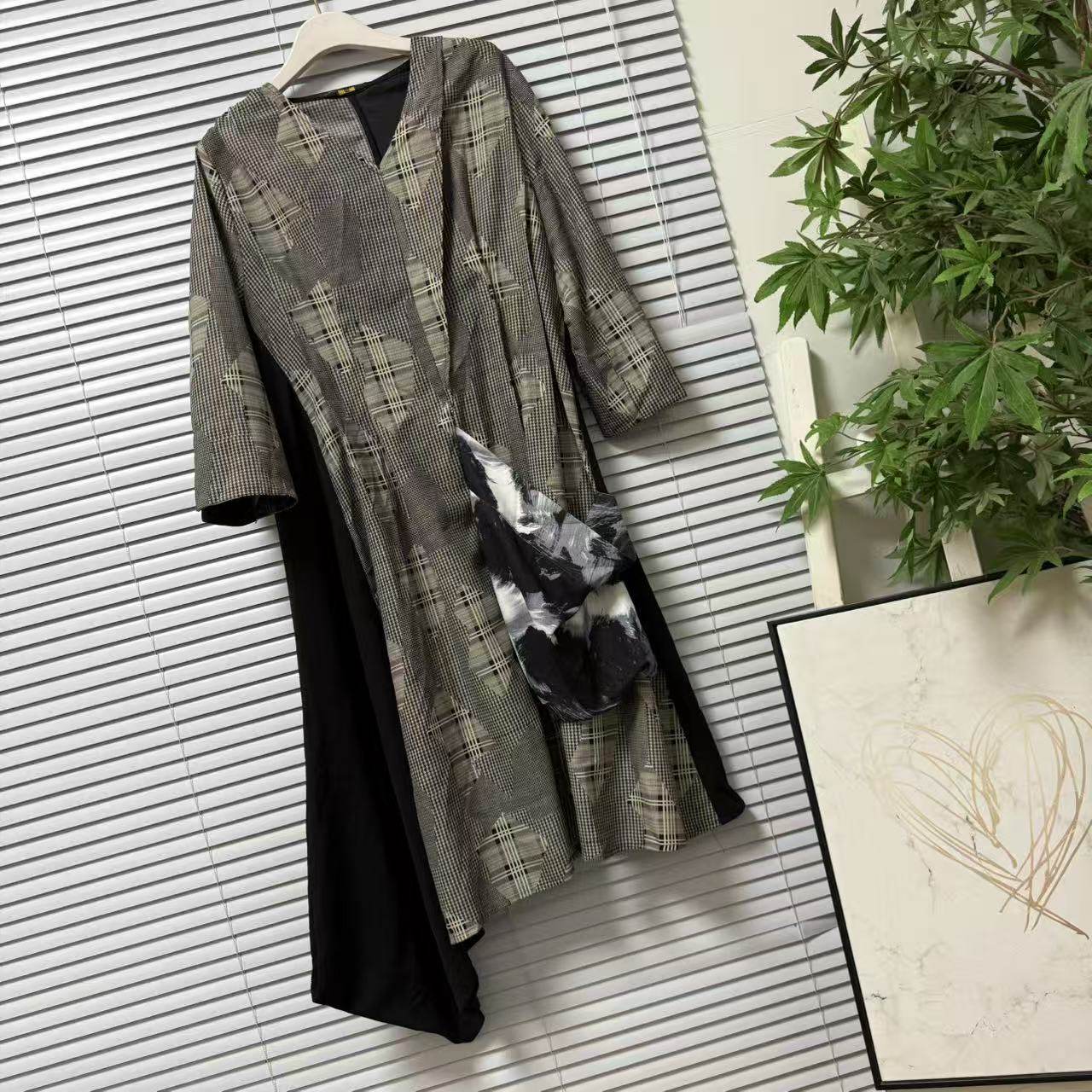 1126-13台湾品牌单格纹印花连衣裙女长袖V领优雅气质高级感时尚