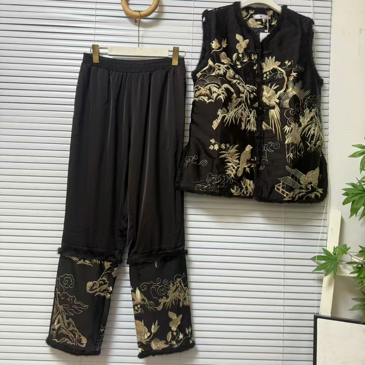 0906-53新中式复古国风高级感唐装毛边盘扣刺绣夹棉马甲两件套