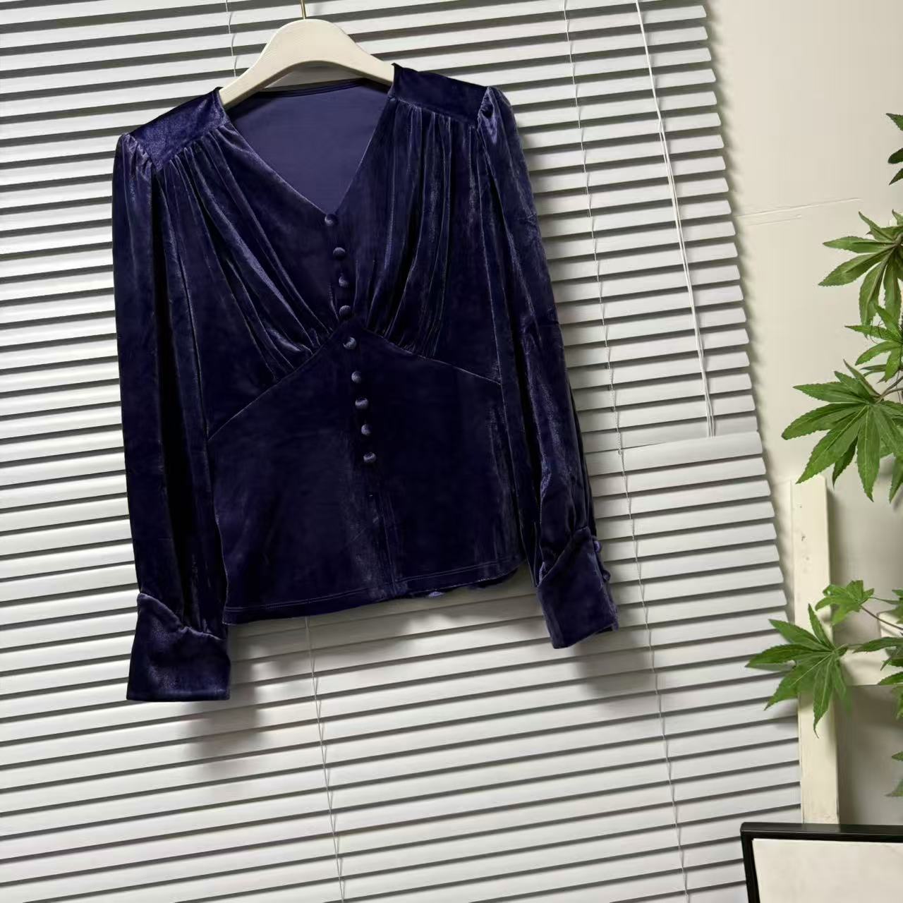 1203-52复古丝绒V领衬衫女长袖显瘦气质纽扣开衫上衣