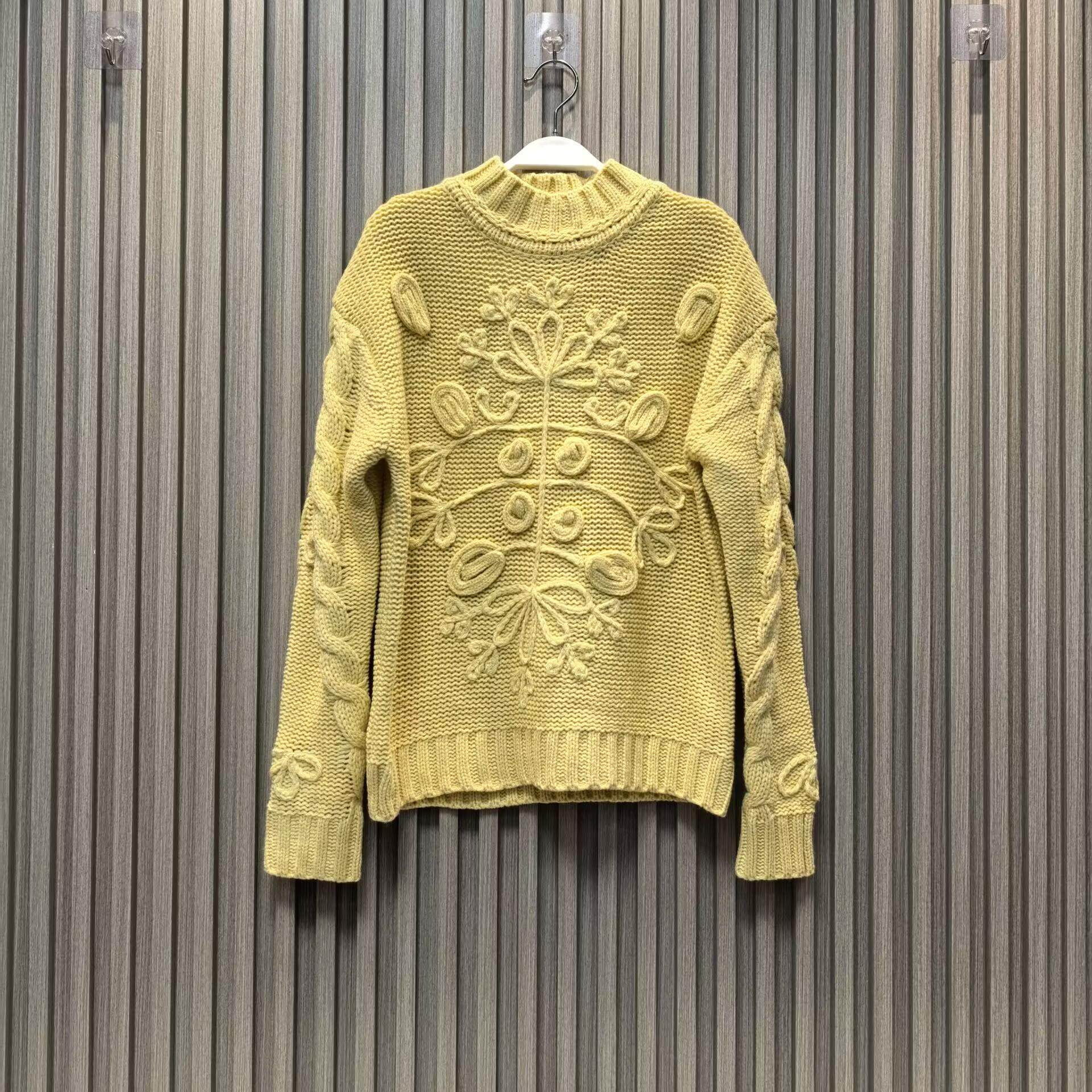 周美美  复古手织感元气黄色立体手工钩花圆领针织毛衣