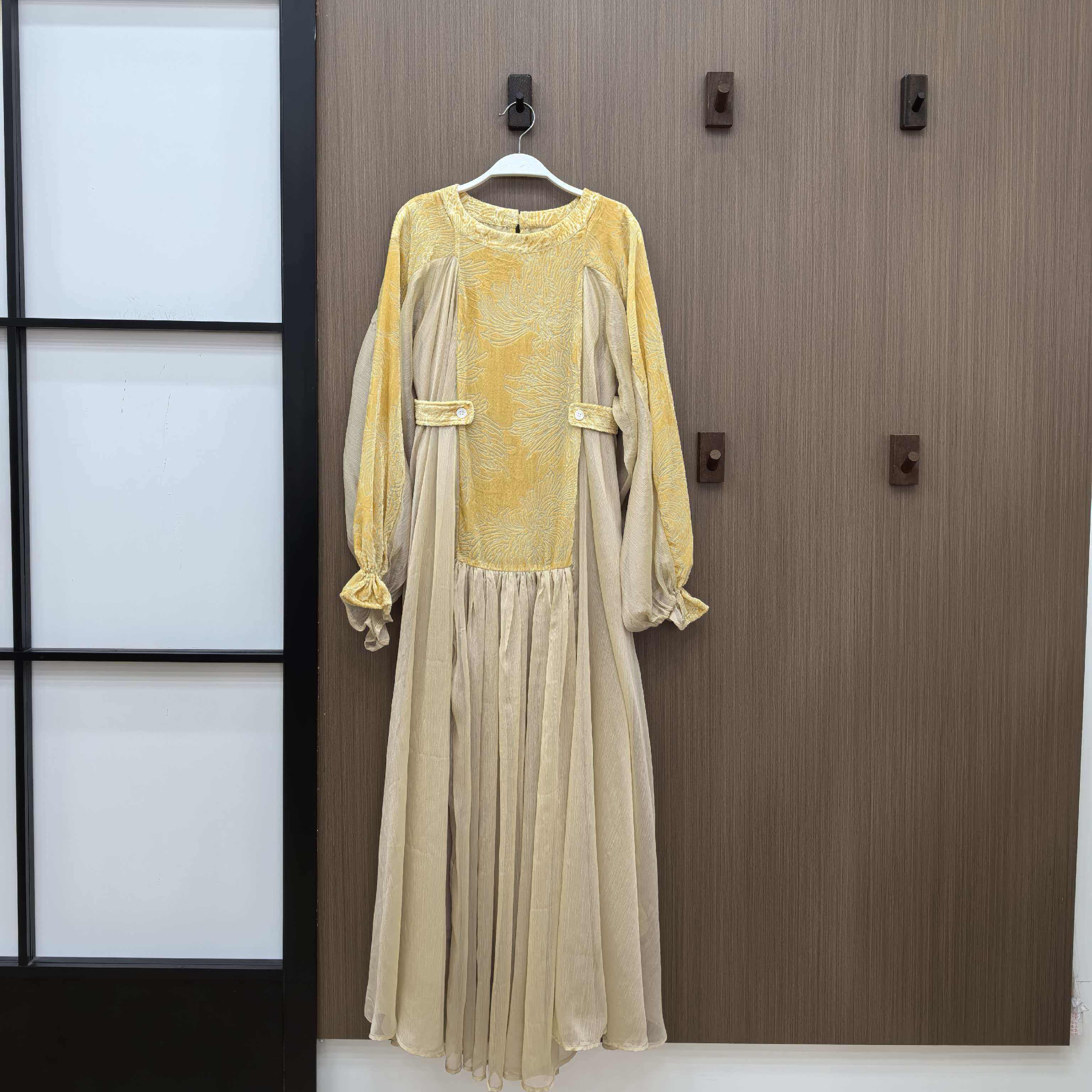 周美美 秋韵琥珀禅意温婉丝绒拼接收腰灵动连衣裙