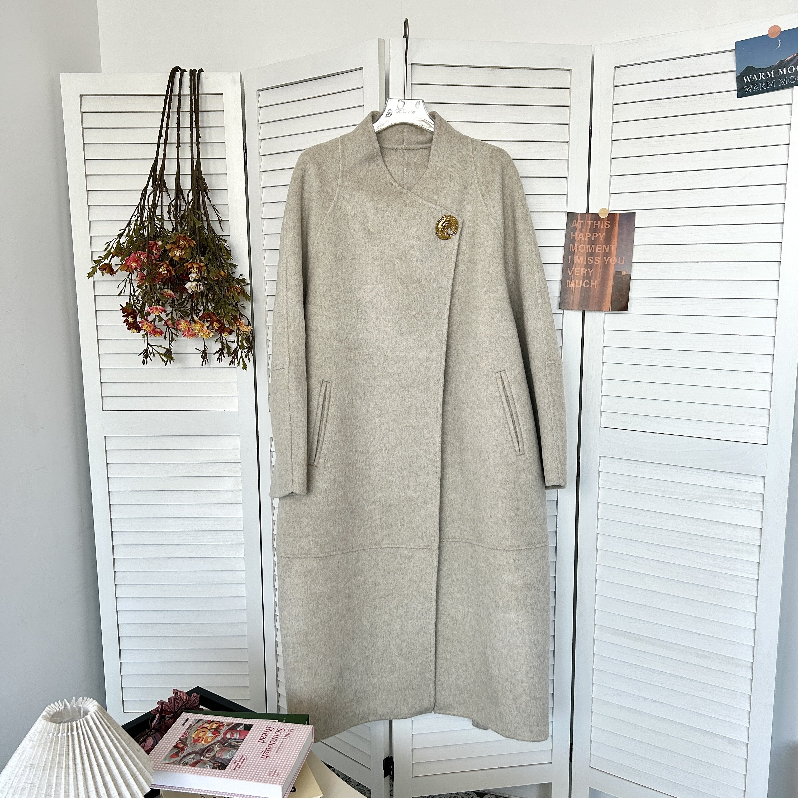 周美美   知性慵懒蚕丝羊毛不规则翻立领斜襟双面呢大衣