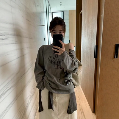 IU ROOM 韩系斜肩字母印花露肩长袖T恤百搭休闲宽松上衣卫衣5576