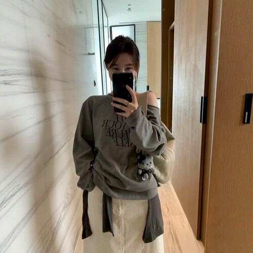 IU ROOM 韩系斜肩字母印花露肩长袖T恤百搭休闲宽松上衣卫衣5576