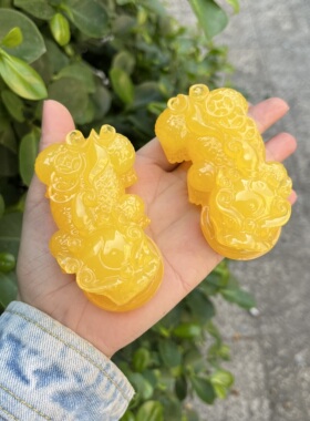 天然二代貔貅雕刻工艺品招财风水摆件鸡油黄皮居家摆件招财手把件