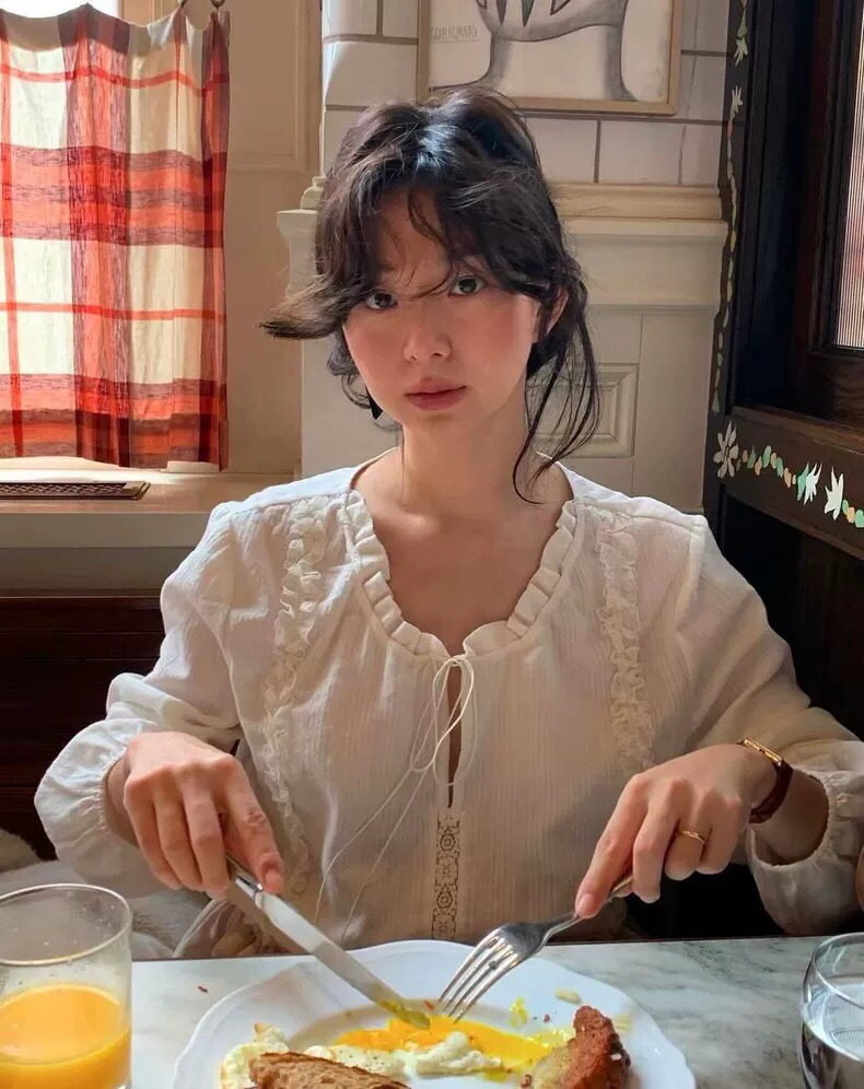 韩国东大门2025春季新款法式优雅复古小衫蕾丝花边镂空衬衣fever