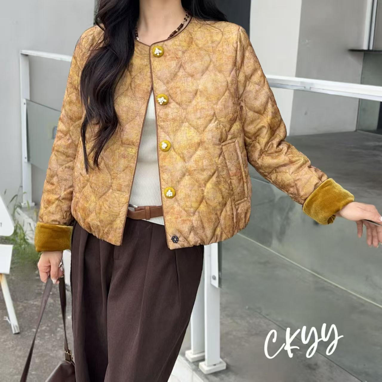 村口伊依2025秋冬季新款时尚圆领丝绒袖口棉衣女菱格短外套825193