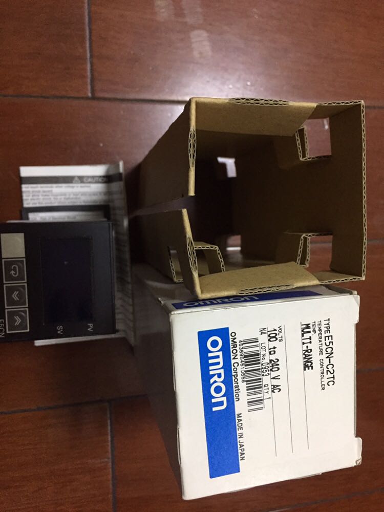 全新日本原装进口OMRON欧姆龙温控表E5CN-C2TC   100-240 VAC