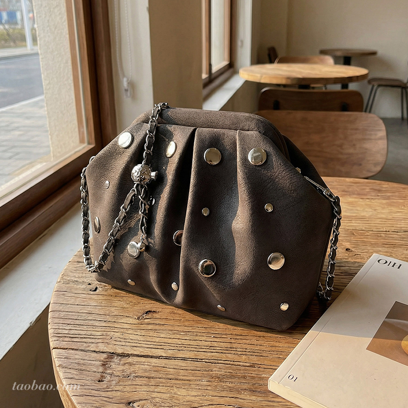 复古朋克铆钉磨砂链条水桶包