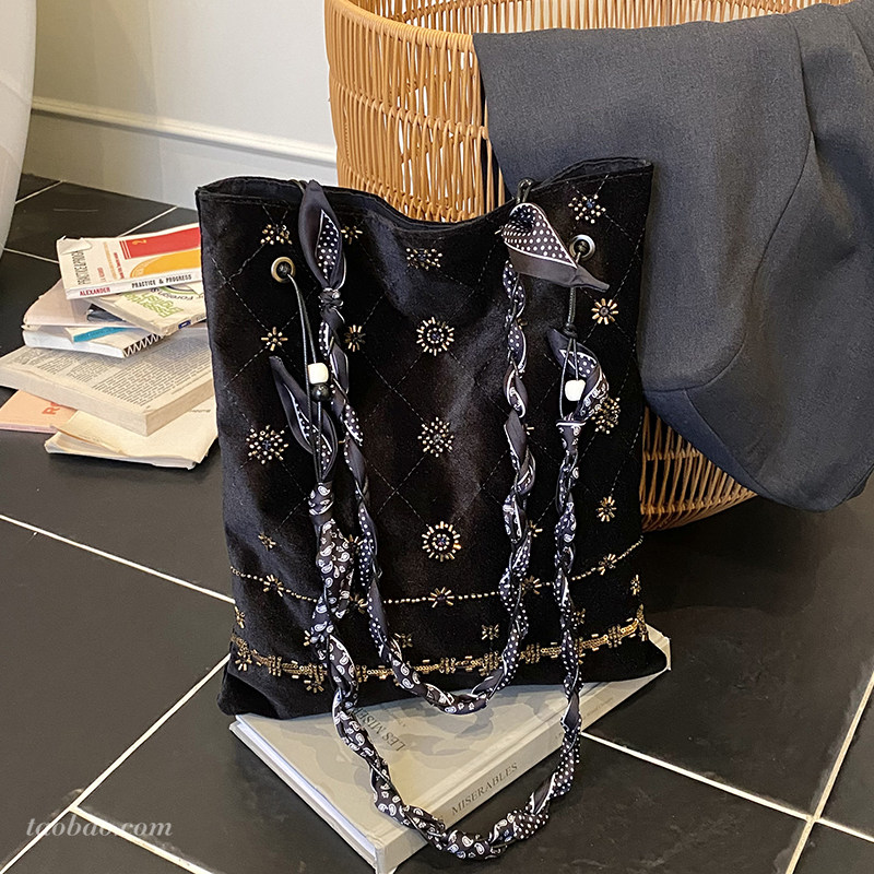 休闲复古麂皮绒包包女2026新款松弛感通勤单肩包大容量托特水桶包,箱包皮具/热销女包/男包,托特包,淘宝优惠券,粉丝福利购,淘宝优惠卷