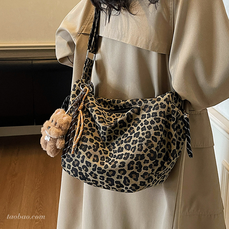 高级感豹纹绒布托特包