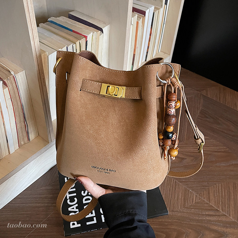 时尚复古磨砂小包包女2026新款通勤百搭单肩斜挎包精致超火水桶包,箱包皮具/热销女包/男包,水桶包,淘宝优惠券,粉丝福利购,淘宝优惠卷