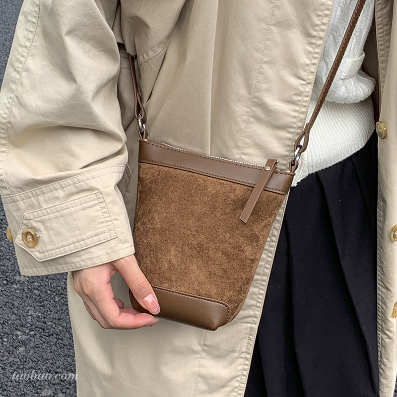 2025新款时尚复古水桶包