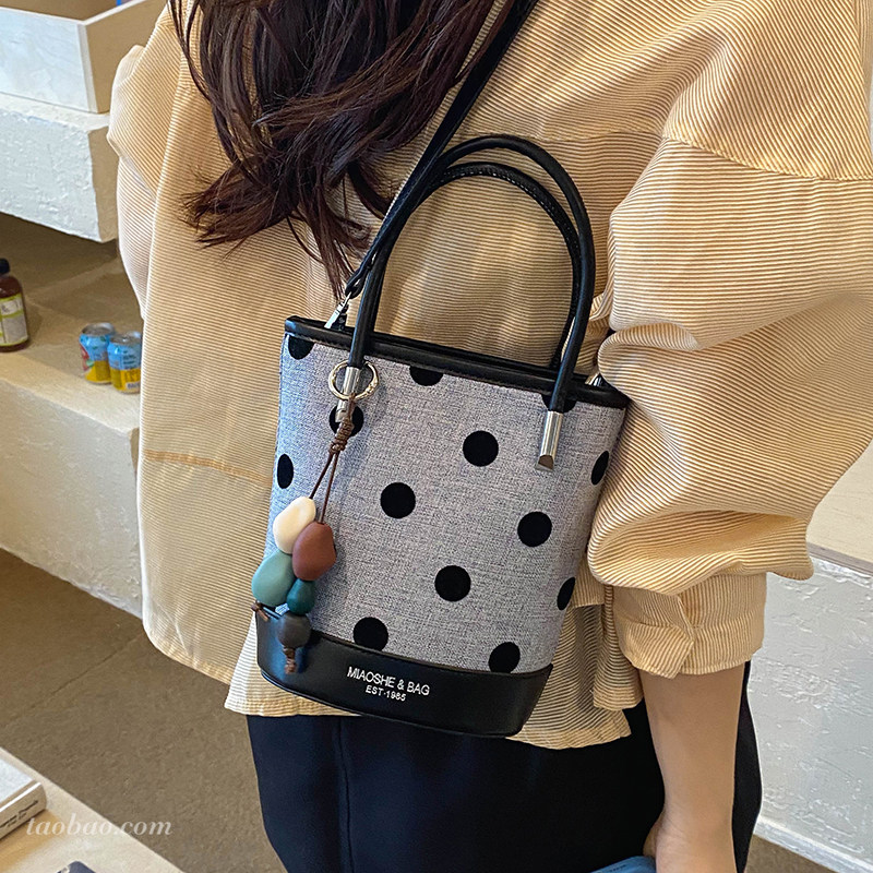 夏季新款百搭通勤女水桶包图片