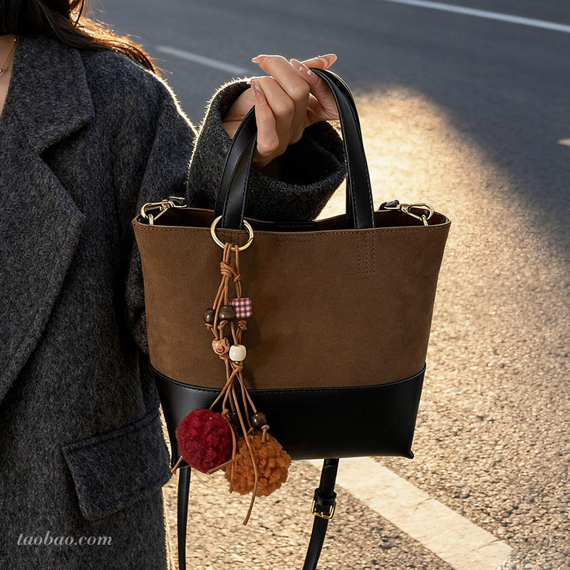 撞色拼接手提水桶包超火小拎包复古磨砂包包女2025新款百搭斜挎包