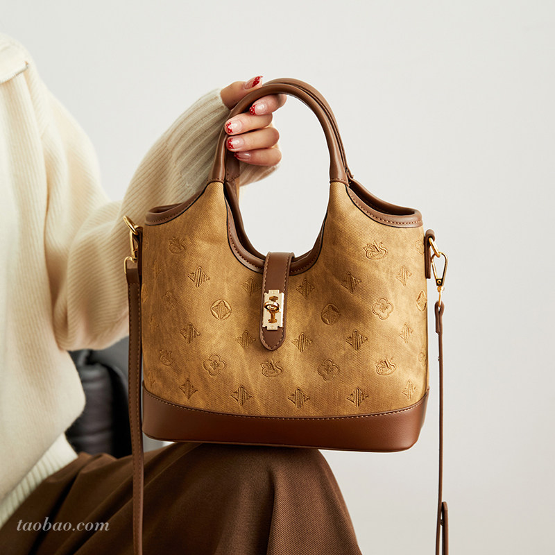 高级感通勤复古手提包包女2026新款时尚百搭斜挎水桶包外出小拎包,箱包皮具/热销女包/男包,托特包,淘宝优惠券,粉丝福利购,淘宝优惠卷