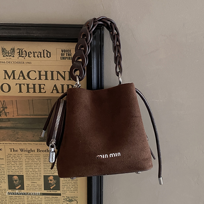 2025新款磨砂水桶包百搭单肩斜挎