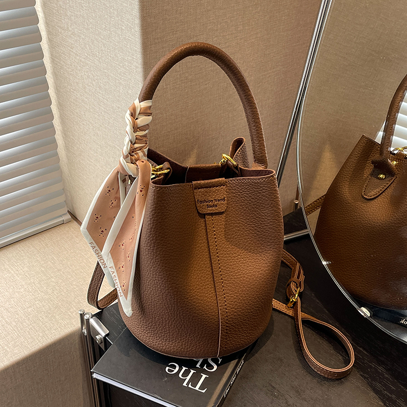 2024秋冬新款高级时尚流行水桶包