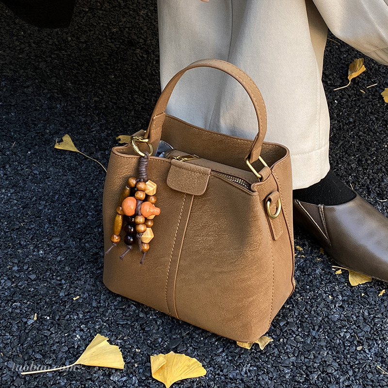 2025新款磨砂水桶包百搭单肩斜挎