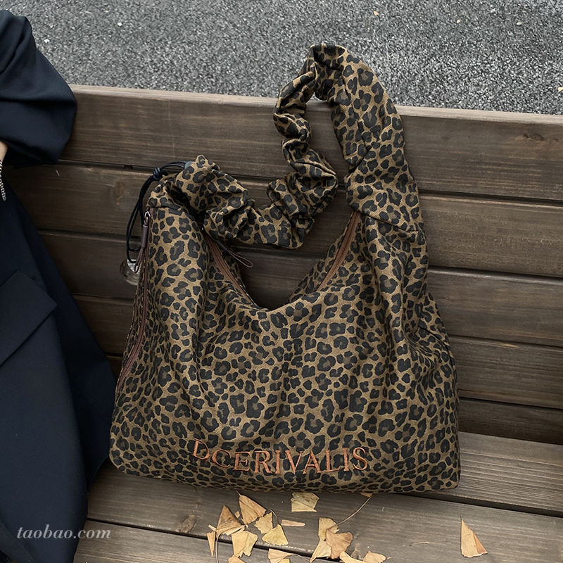今年流行豹纹大容量托特包