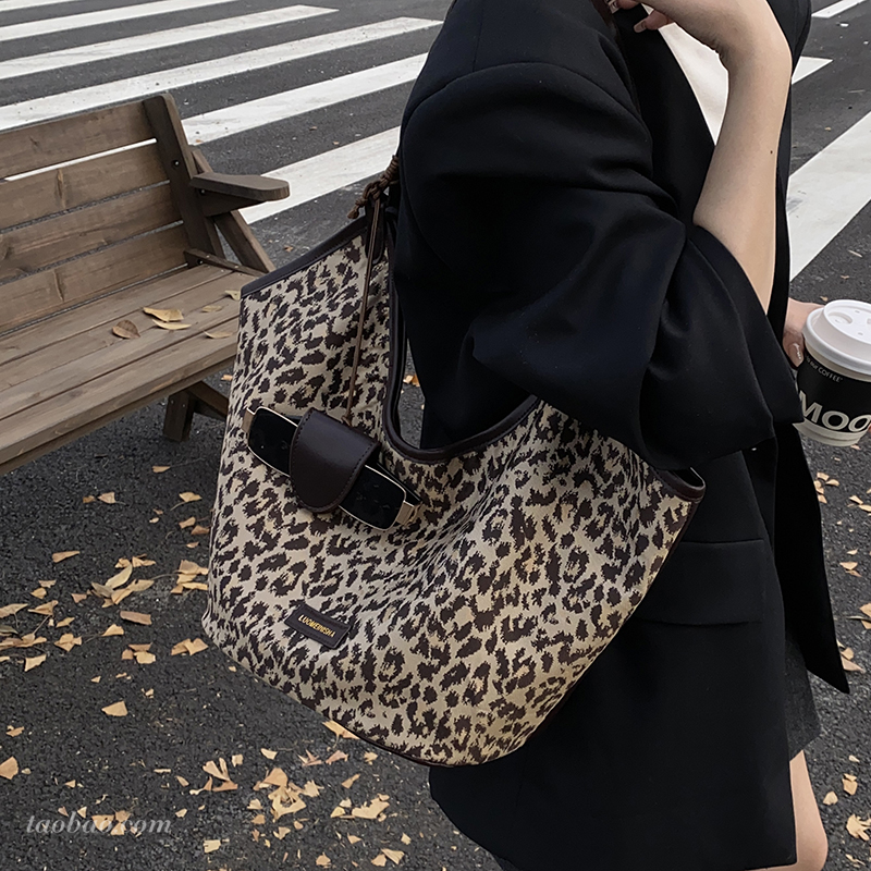 2025年新款豹纹大容量托特包