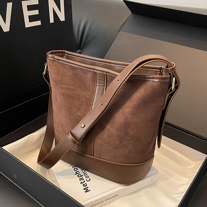 时尚高级感磨砂潮流大容量水桶包