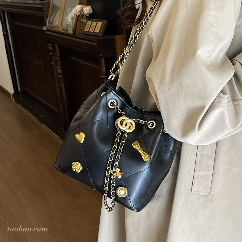 2025新款菱格水桶包女链条单肩包