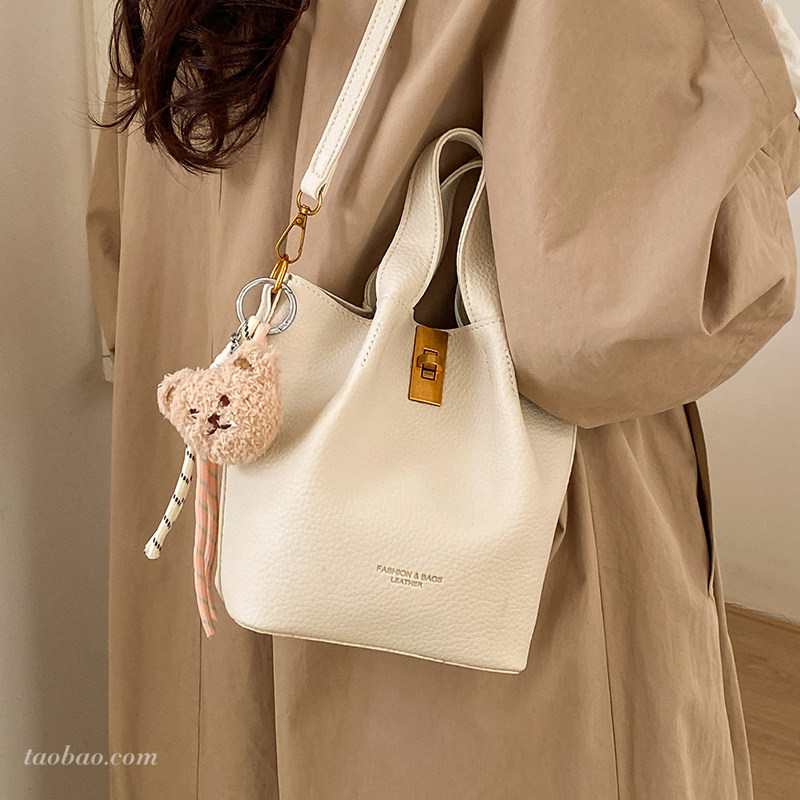 精致超火手提水桶包2026新款时尚百搭斜挎包春夏季爆款女式小拎包,箱包皮具/热销女包/男包,水桶包,淘宝优惠券,粉丝福利购,淘宝优惠卷