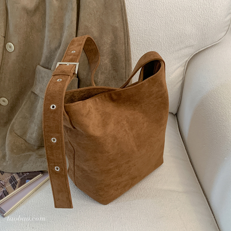 秋冬季小众豹纹包包女2025新款通勤百搭复古麂皮绒单肩斜挎水桶包