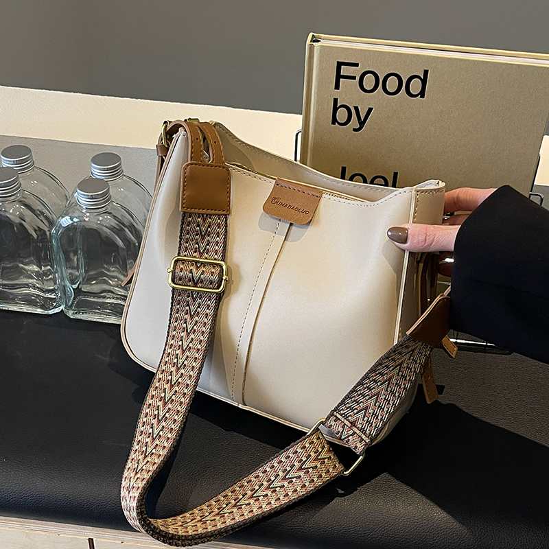 2024秋冬新款高级时尚流行水桶包