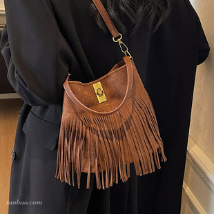 休闲百搭斜挎包小众流苏水桶包 2025新款 秋冬季 复古麂皮绒包包女式