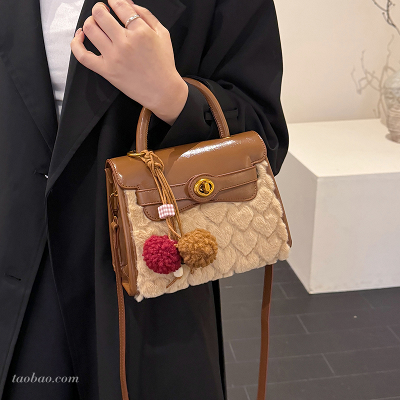 2025秋冬季毛绒撞色时尚小方包